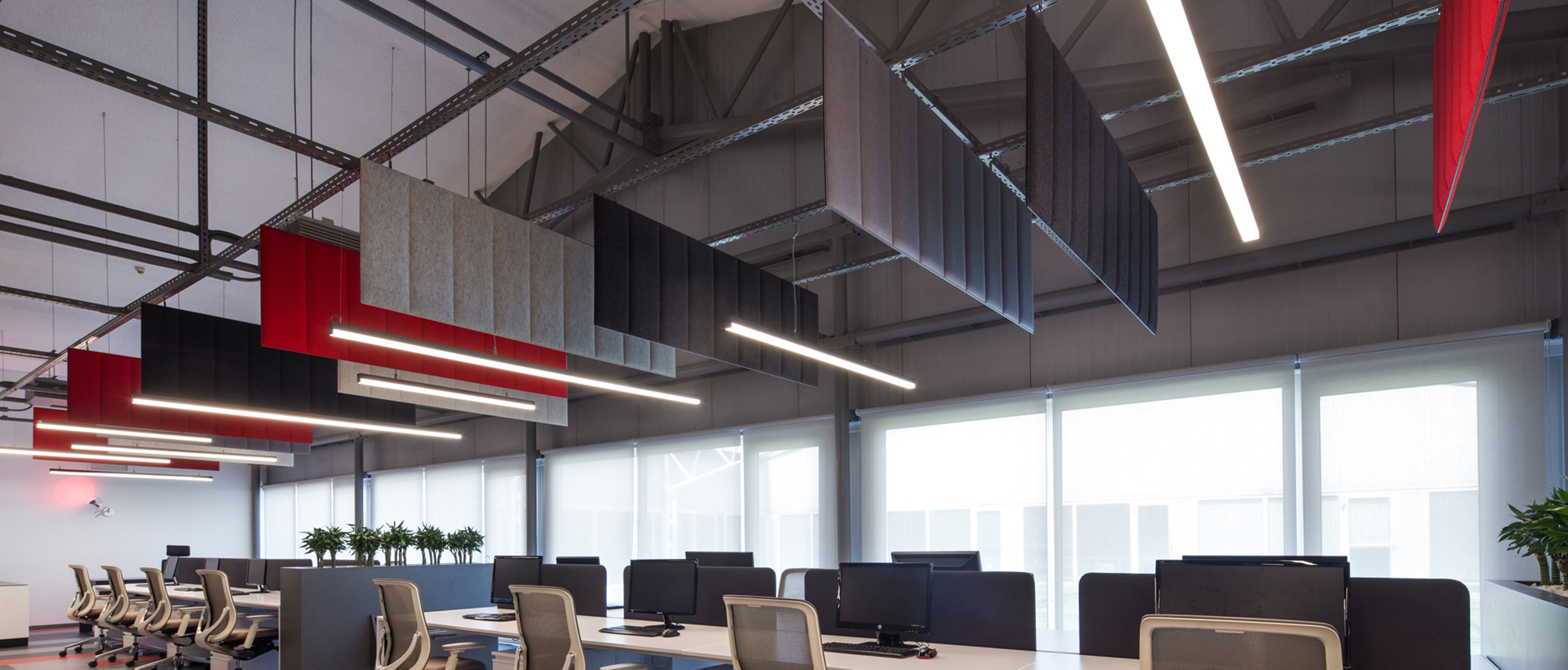 panneaux acoustiques suspendus au plafond dans un open space d'entreprise